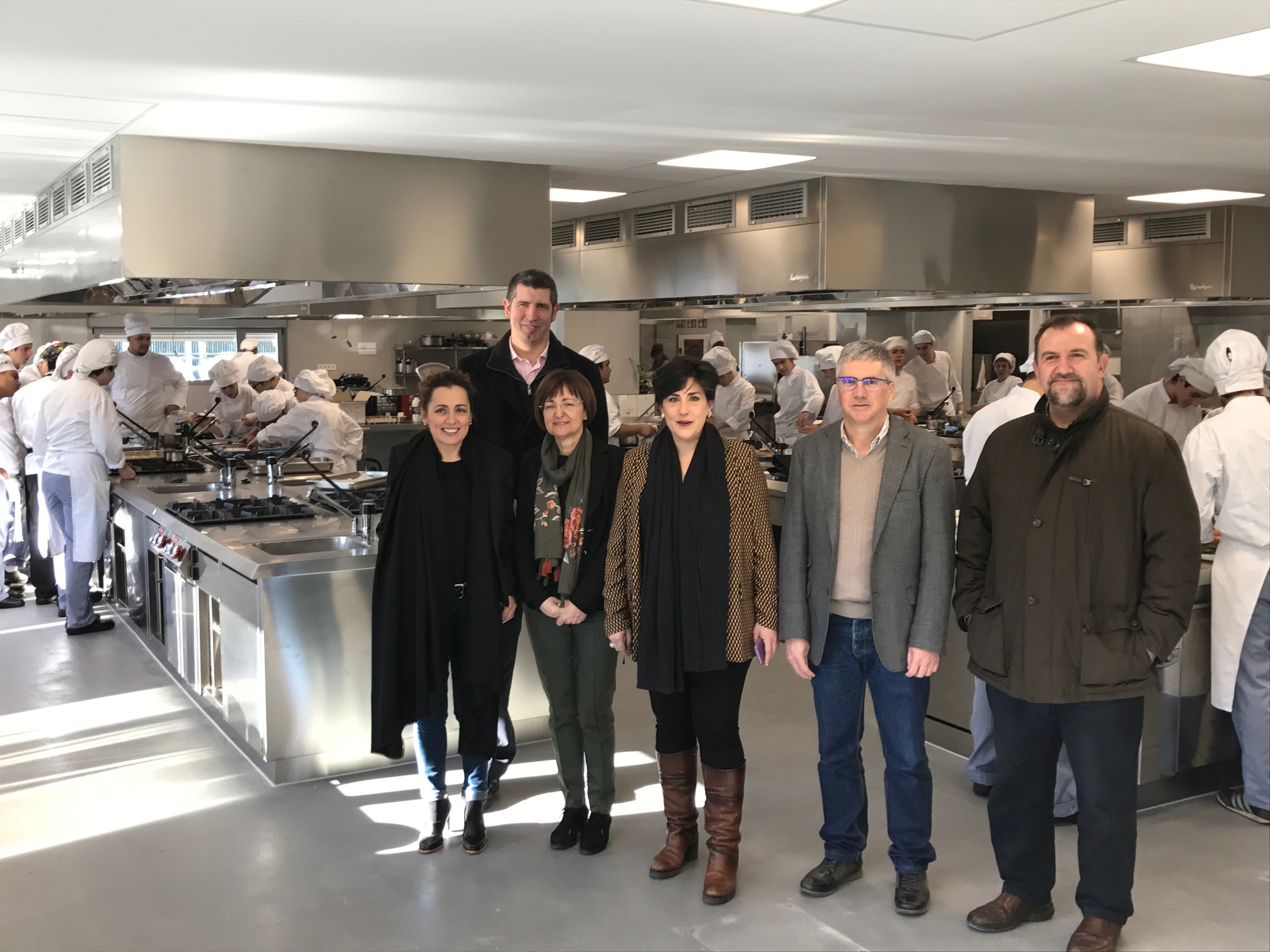 La consejera de Educación María Solana ha visitado las nuevas cocinas del CI de Burlada